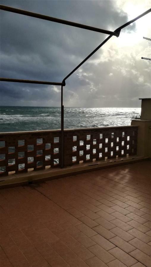 Апартаменты On The Sea Санта-Маринелла Экстерьер фото